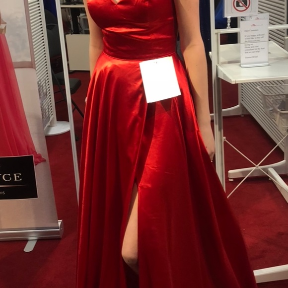 Woman’s dress - Picture 2 of 5